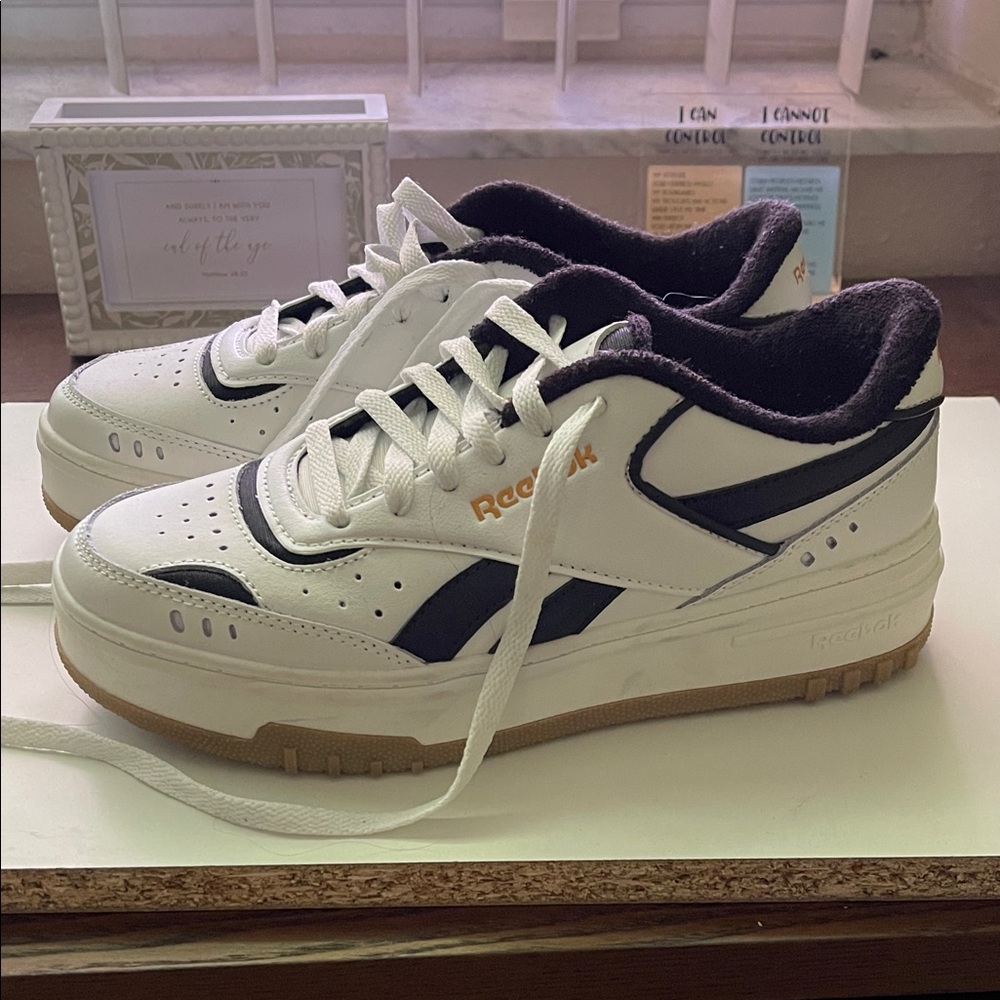 Reebok White and Black Athletic Shoes (like new)